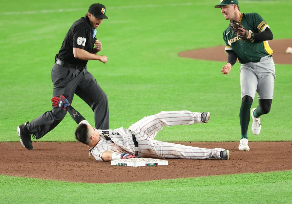８日・豪州戦の４回、打者・大谷の時、二塁から飛び出してアウトになる牧