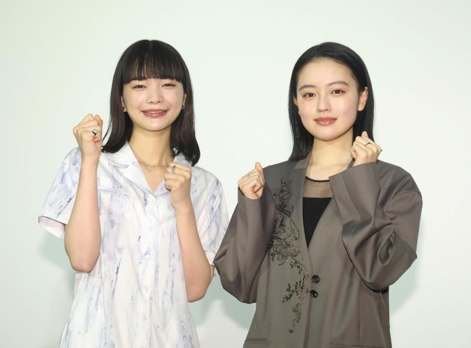 ポーズをとる見上愛（左）と上坂樹里（撮影・石井剣太郎）