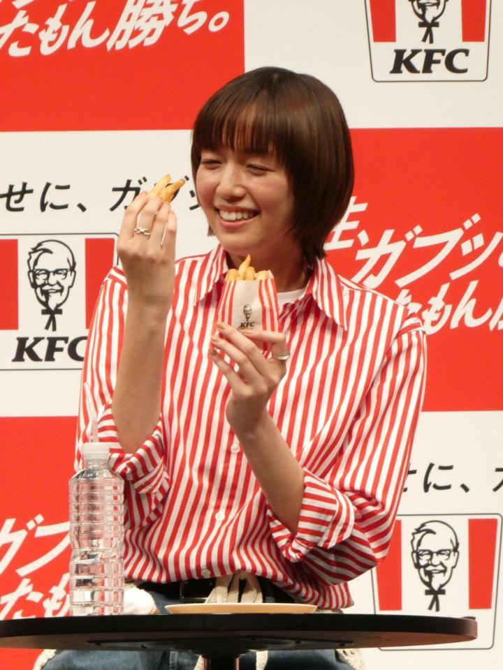 食レポを行う佐藤栞里