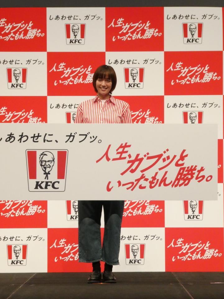 撮影に応じる佐藤栞里