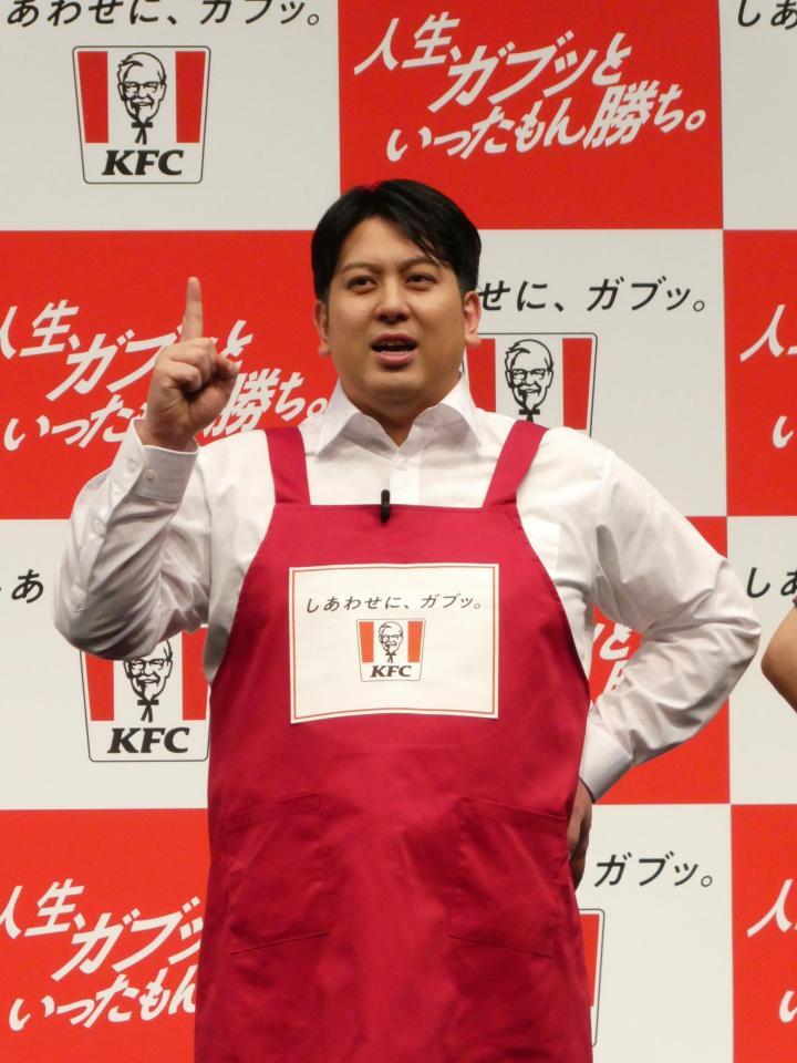 ポーズを決めるジャンボたかお