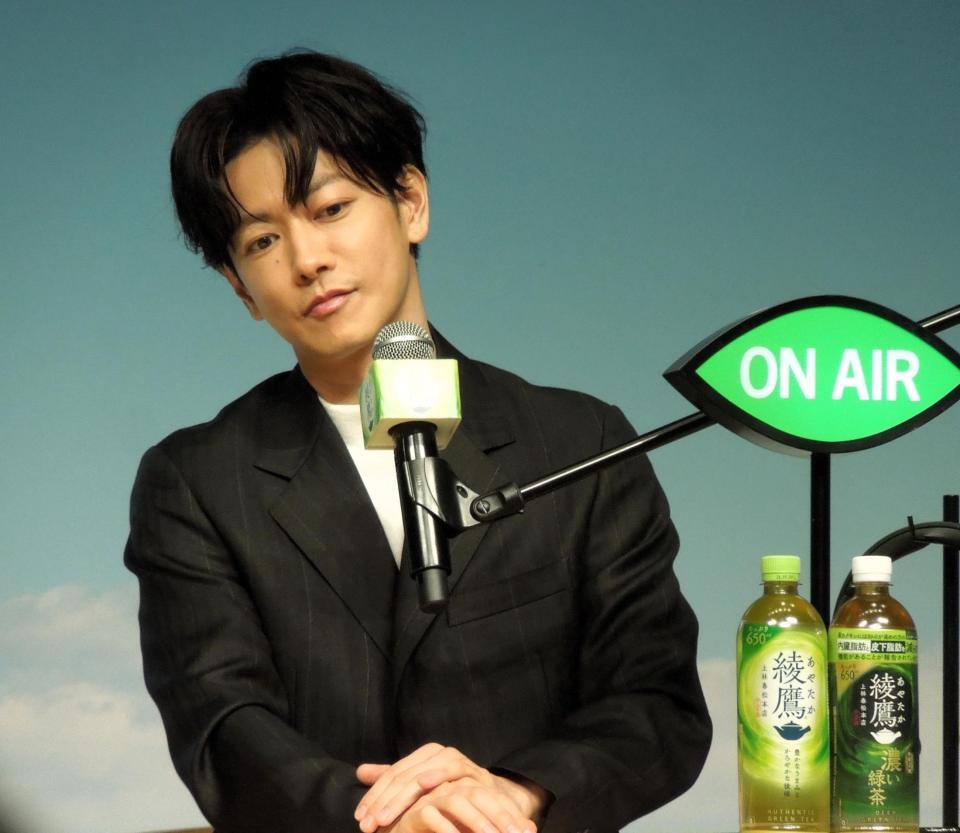 「綾鷹　ＨＩＴＯＩＫＩ　ＳＴＵＤＩＯ」ＰＲイベントに出演し悩み相談に応じた佐藤健