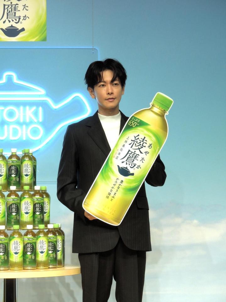 「綾鷹　ＨＩＴＯＩＫＩ　ＳＴＵＤＩＯ」ＰＲイベントに新アンバサダーとして出席した佐藤健