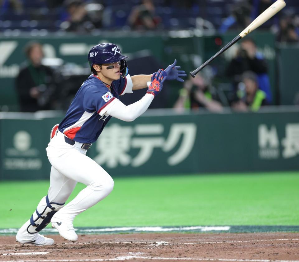 ６回、右前適時打を放つ国・金倒永（撮影・西岡正）