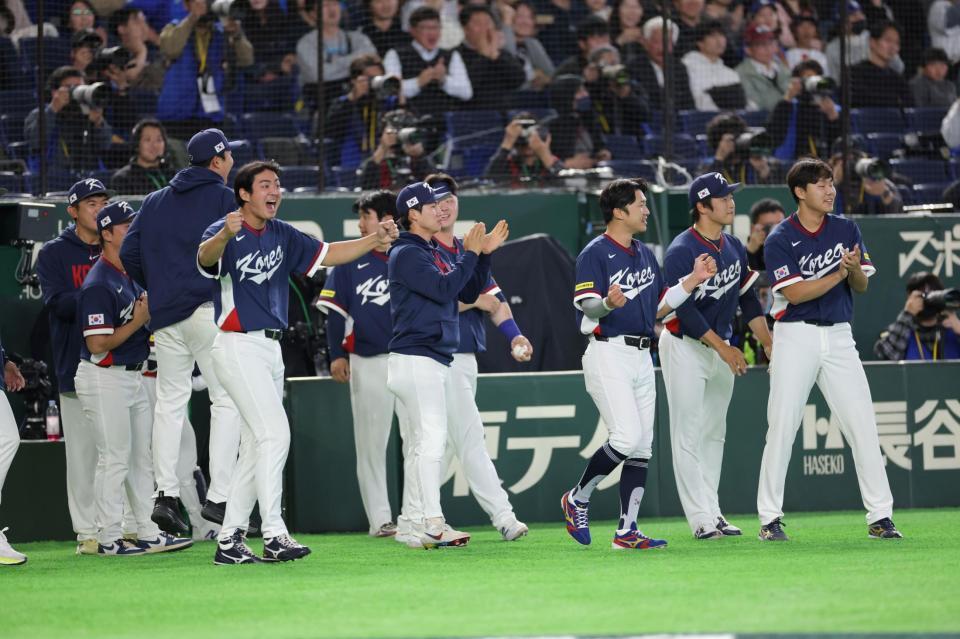 ７回のピンチを脱し、ベンチを飛び出す韓国ナイン（撮影・西岡正）