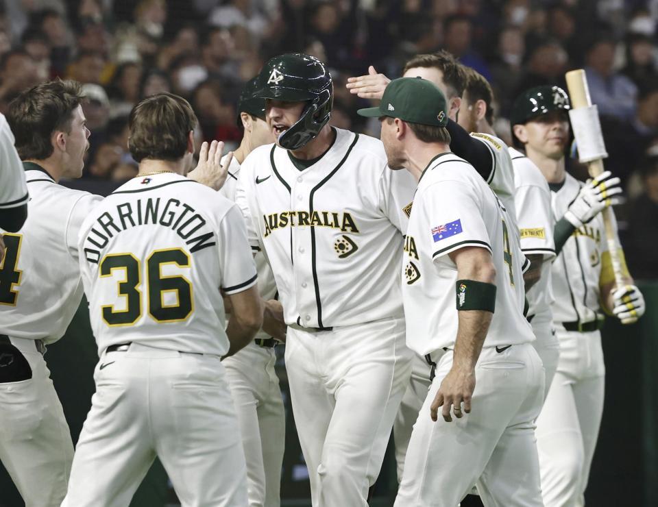 ５回、本塁打を放ち迎えられるオーストラリアのグレンディニング（中央）