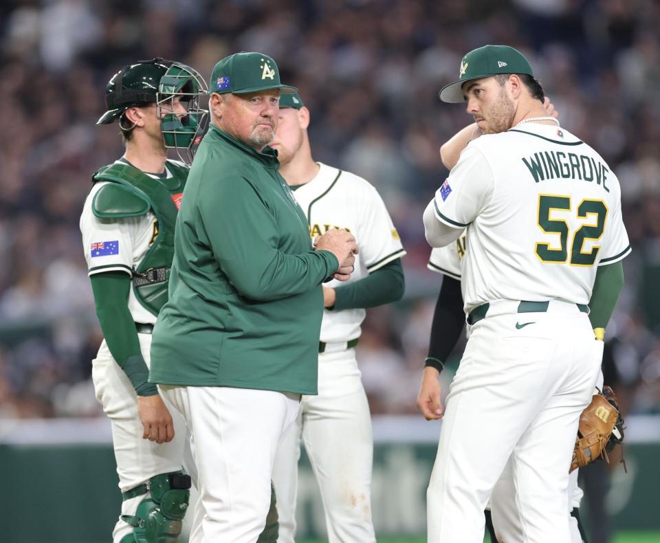 ６回、投手交代をマウンドで待つオーストラリア・ニルソン監督（撮影・西岡正）