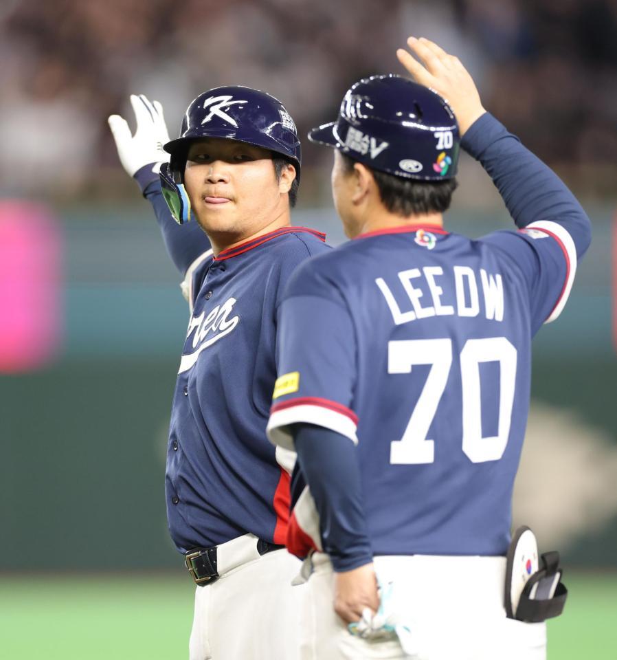 ５回、適時打を放ち、タッチを交わす韓国・文保景（撮影・西岡正）