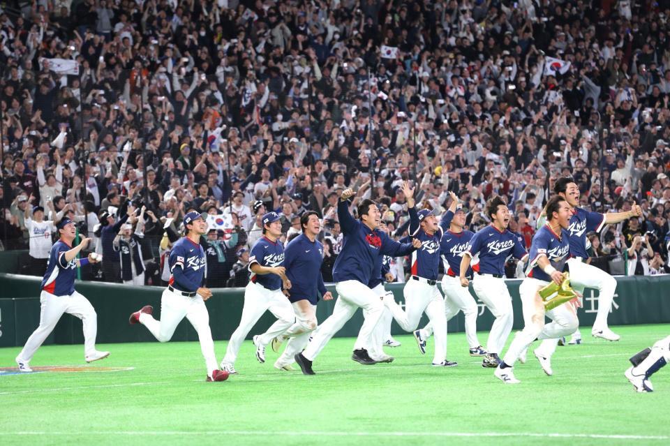 １次リーグを突破し、ベンチを飛び出す韓国ナイン（撮影・西岡正）