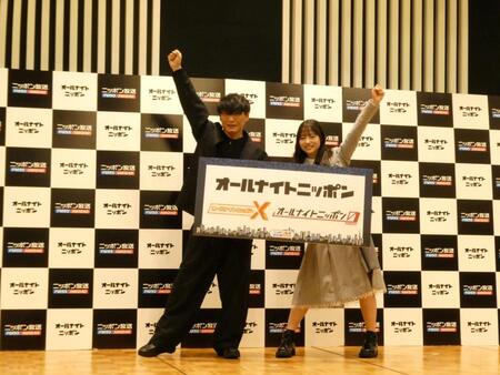 ポーズを決める（左から）山口一郎、正源司陽子