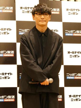会見に登壇した山口一郎
