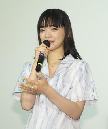 会見に臨む見上愛（撮影・石井剣太郎）