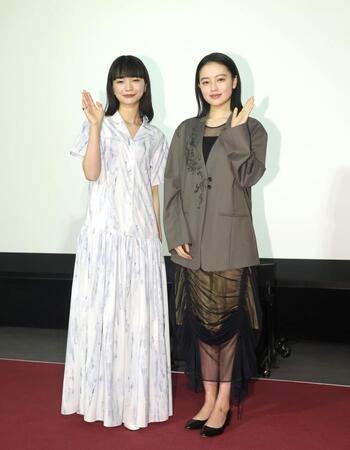 ポーズをとる見上愛（左）と上坂樹里（撮影・石井剣太郎）