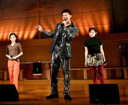 ５年ぶりのミュージカルに挑む竹内涼真（中央）＝撮影・佐藤厚