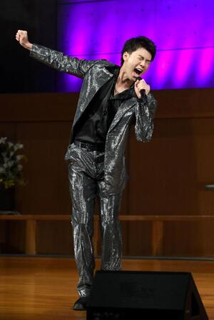 ５年ぶりのミュージカルで熱唱する竹内涼真（撮影・佐藤厚）