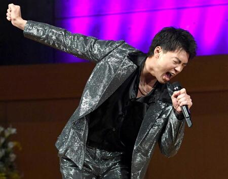 　熱唱する竹内涼真