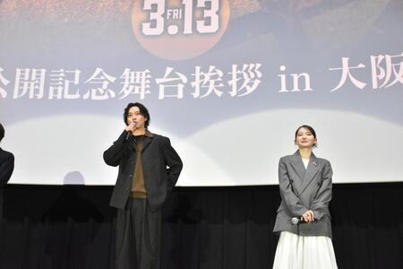 舞台あいさつに立った山﨑賢人（左）と山田杏奈