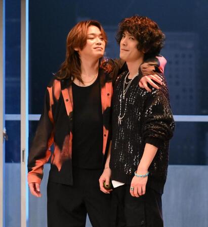 黒羽麻璃央（右）と熱演する高木雄也（撮影・開出牧）