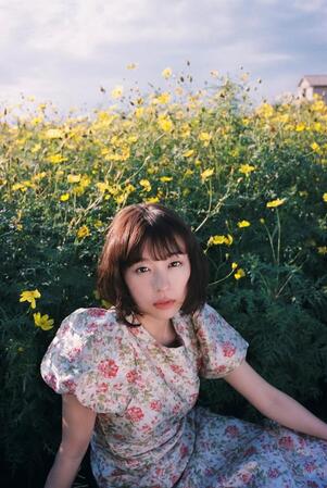 「Ｍａｇｉｃ　ｈｏｕｒ　“Ｒｏｍａｎｔｉｃ”　ＰＭ１：００‐４：００　ＮＡＲＵＭＩ　ＹＵＩ」を発売する鳴海唯（撮影：三森いこ）