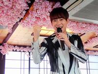 屋形船で新曲「桜の花の木の下で」の発表会を行った松阪ゆうき