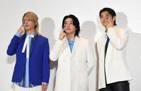 頬にスキンパッチを貼ったＭｒｓ．ＧＲＥＥＮ　ＡＰＰＬＥの藤澤涼架、大森元貴、若井滉斗（撮影・佐藤厚）