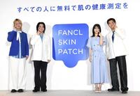 スキンパッチを指差す（左から）藤澤涼架、大森元貴、浜辺美波、若井滉斗（撮影・佐藤厚）