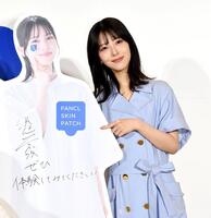 自身の写真パネルにメッセージを書き込んだ浜辺美波（撮影・佐藤厚）