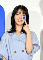 左頬に貼ったスキンパッチを指差す浜辺美波（撮影・佐藤厚）