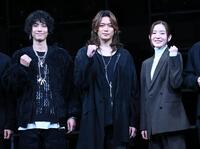 開幕前会見でガッツポーズを決める（左から）黒羽麻璃央、高木雄也、蓮佛美沙子＝東京・ＰＡＲＣＯ劇場（撮影・開出牧）