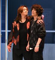 黒羽麻璃央（右）と熱演する高木雄也（撮影・開出牧）