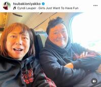 夫・大とのペアルックを披露する椿鬼奴（公式インスタグラム＠ｔｓｕｂａｋｉｏｎｉｙａｋｋｏより）