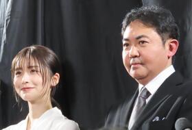 朗読劇「東京の空」の囲み取材に応じた長濱ねる（左）と林家三平