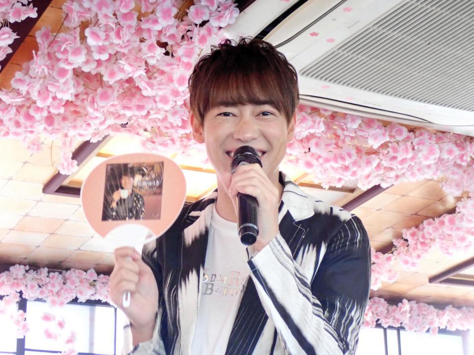 屋形船で新曲「桜の花の木の下で」の発表会を行った松阪ゆうき