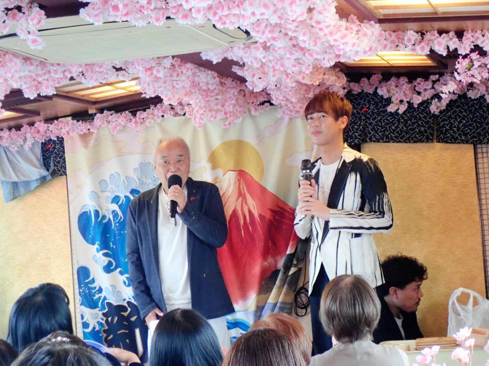 屋形船で行われた松阪ゆうき（右）の新曲「桜の花の木の下で」の発表会に駆けつけた作詞作曲の美樹克彦