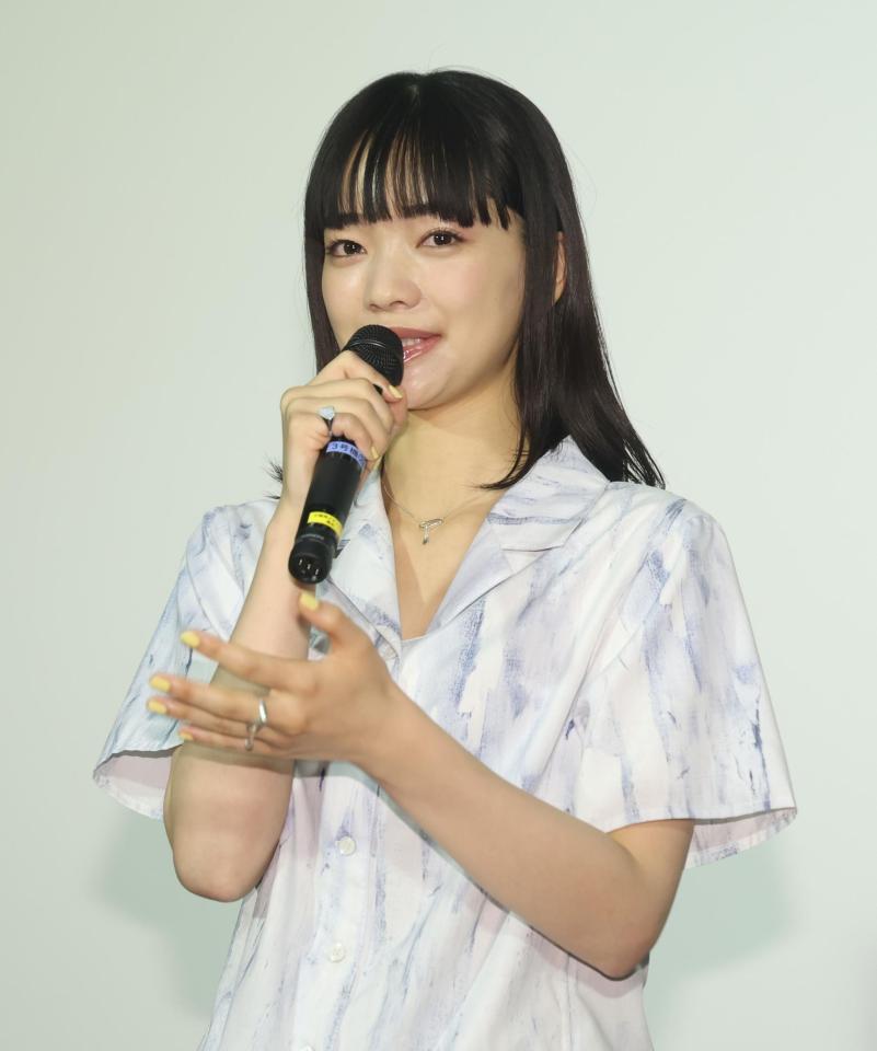 会見に臨む見上愛（撮影・石井剣太郎）