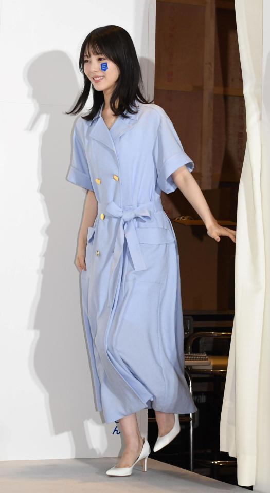 左頬にスキンパッチを貼った浜辺美波（撮影・佐藤厚）