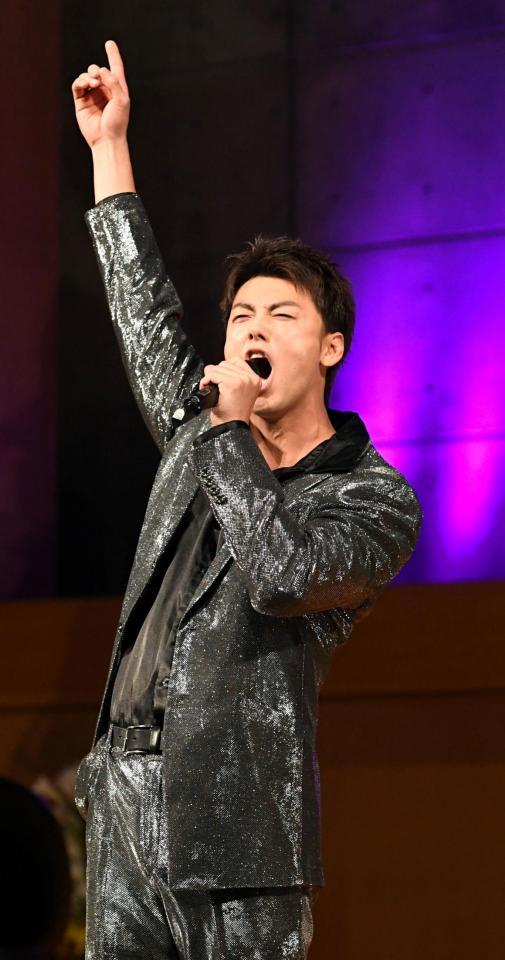 ５年ぶりのミュージカルで熱唱する竹内涼真（撮影・佐藤厚）