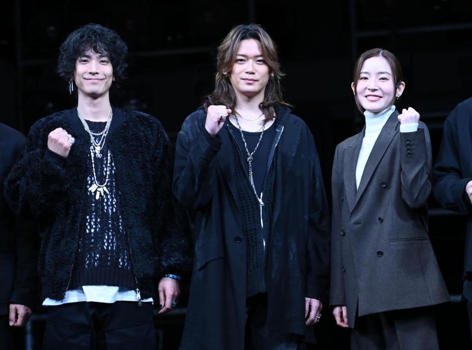 開幕前会見でガッツポーズを決める（左から）黒羽麻璃央、高木雄也、蓮佛美沙子＝東京・ＰＡＲＣＯ劇場（撮影・開出牧）
