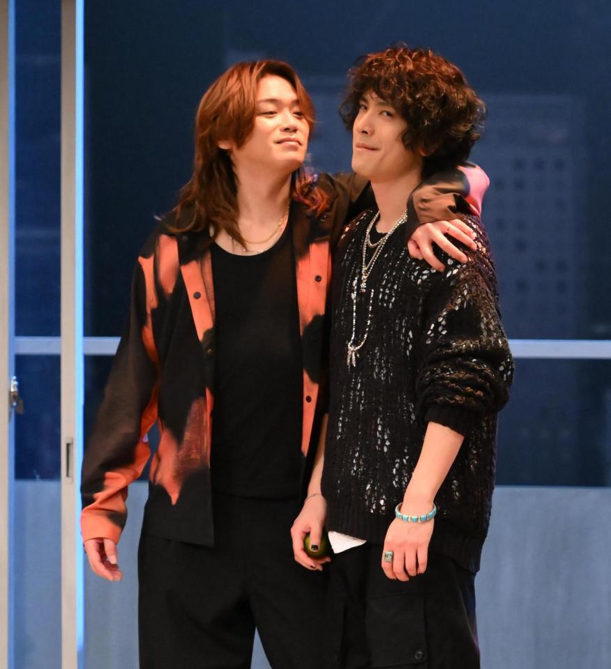 黒羽麻璃央（右）と熱演する高木雄也（撮影・開出牧）