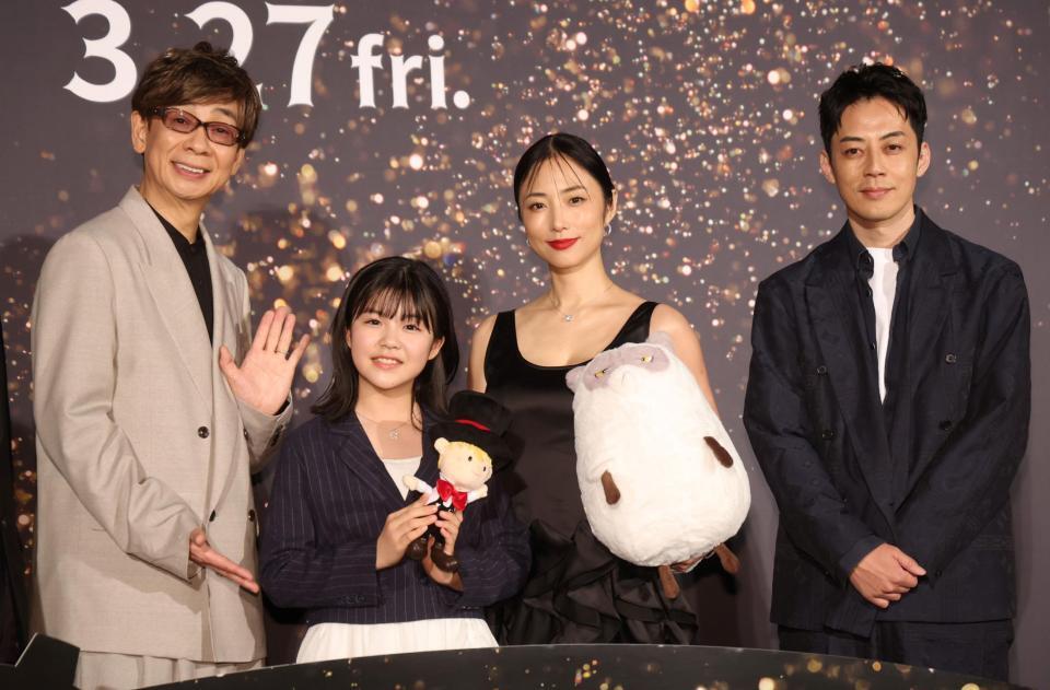 ポーズをとる（左から）山寺宏一、永瀬ゆずな、ＭＥＧＵＭＩ、西野亮廣（撮影・石井剣太郎）