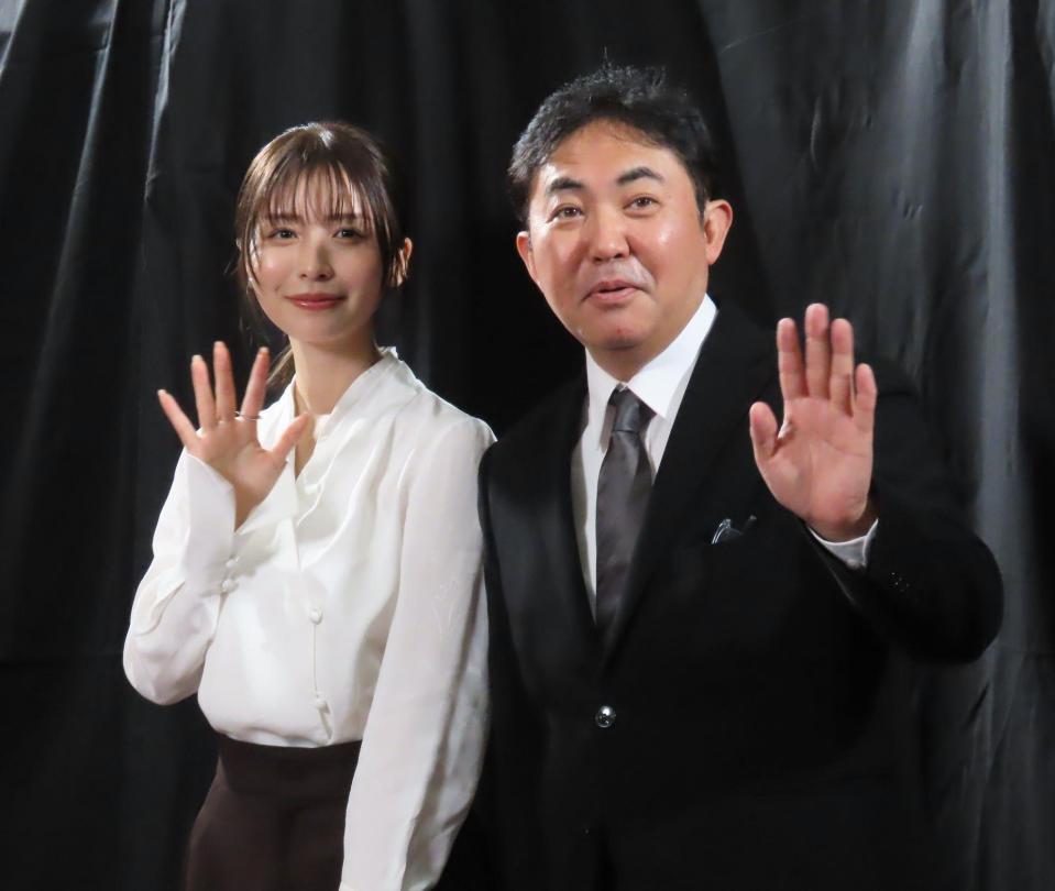 朗読劇「東京の空」の囲み取材に出席した長濱ねる（左）と林家三平