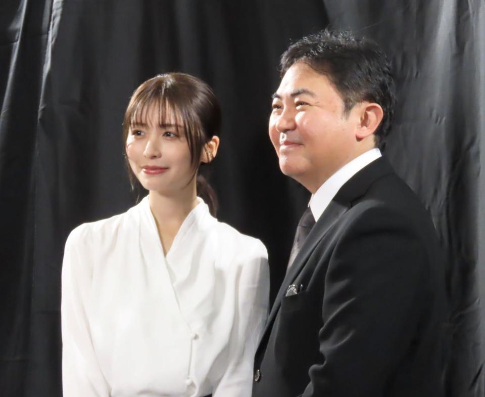 朗読劇「東京の空」のゲネプロ＆囲み取材に出席した長濱ねる（左）と２代目・林家三平