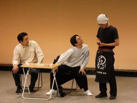 単独ライブを行った青色１号の（左から）カミムラ、榎本淳、仮屋そうめん