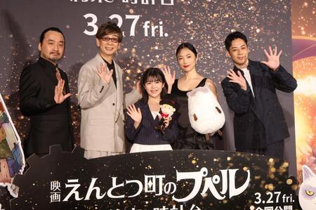 ポーズをとる（左から）廣田裕介監督、山寺宏一、永瀬ゆずな、ＭＥＧＵＭＩ、西野亮廣（撮影・石井剣太郎）