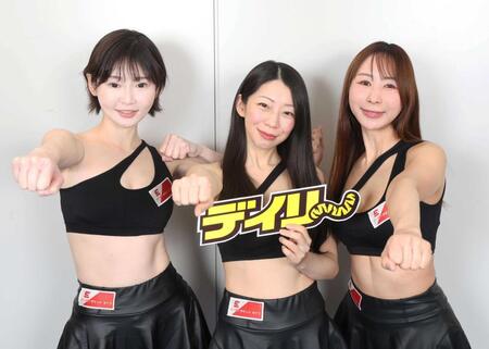 　ポーズをとる（左から）平瀬ひかり、岩崎真奈、Ａｚｕｌｌｙ（撮影・石井剣太郎）