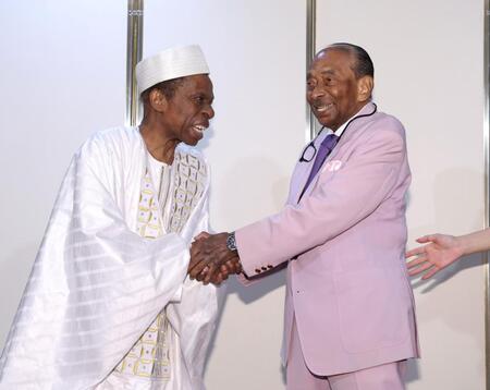 アントン・ウィッキー（左）と握手するオスマン・サンコン（撮影・石井剣太郎）