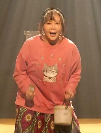 熱演する小川菜摘