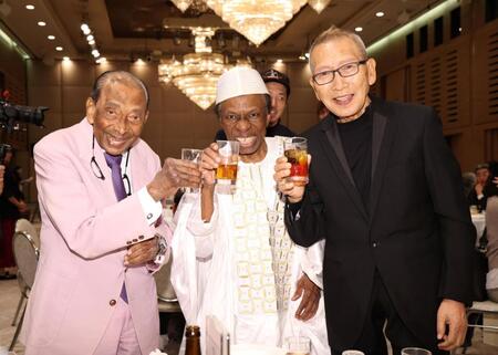 乾杯する（左から）アントン・ウィッキー、オスマン・サンコン、ビートきよし（撮影・石井剣太郎）