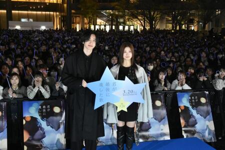 ３５００人をバックに撮影するなにわ男子・道枝駿佑（左）と生見愛瑠