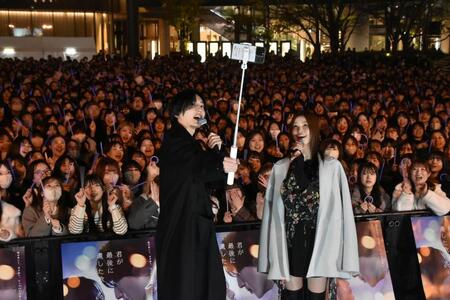 ３５００人と自撮りするなにわ男子・道枝駿佑（左）と生見愛瑠